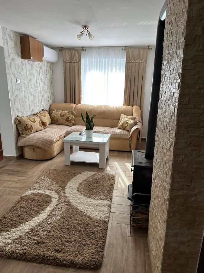 Apartmani Emily & Jully Nikšić Eksteriør billede