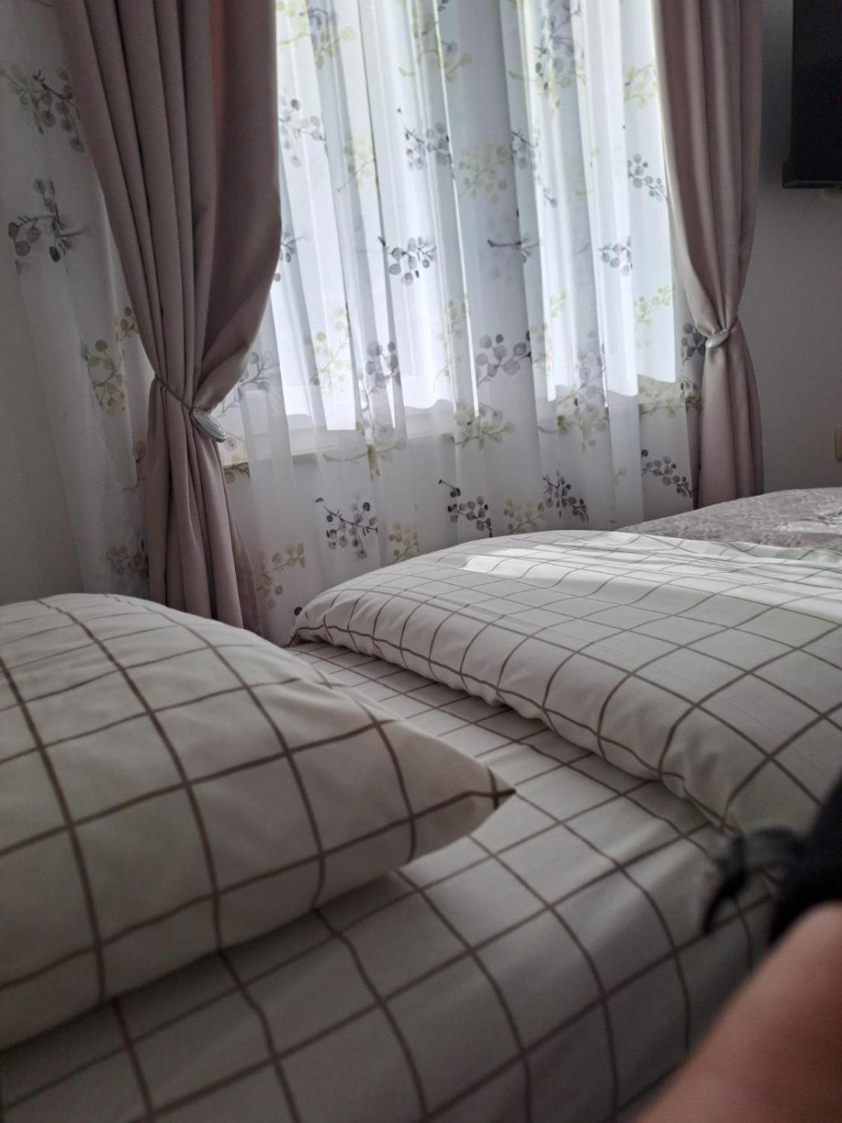 Apartmani Emily & Jully Nikšić Eksteriør billede