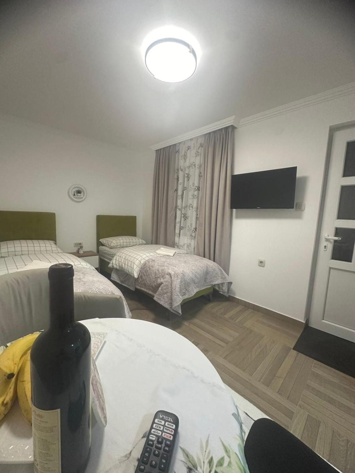 Apartmani Emily & Jully Nikšić Eksteriør billede
